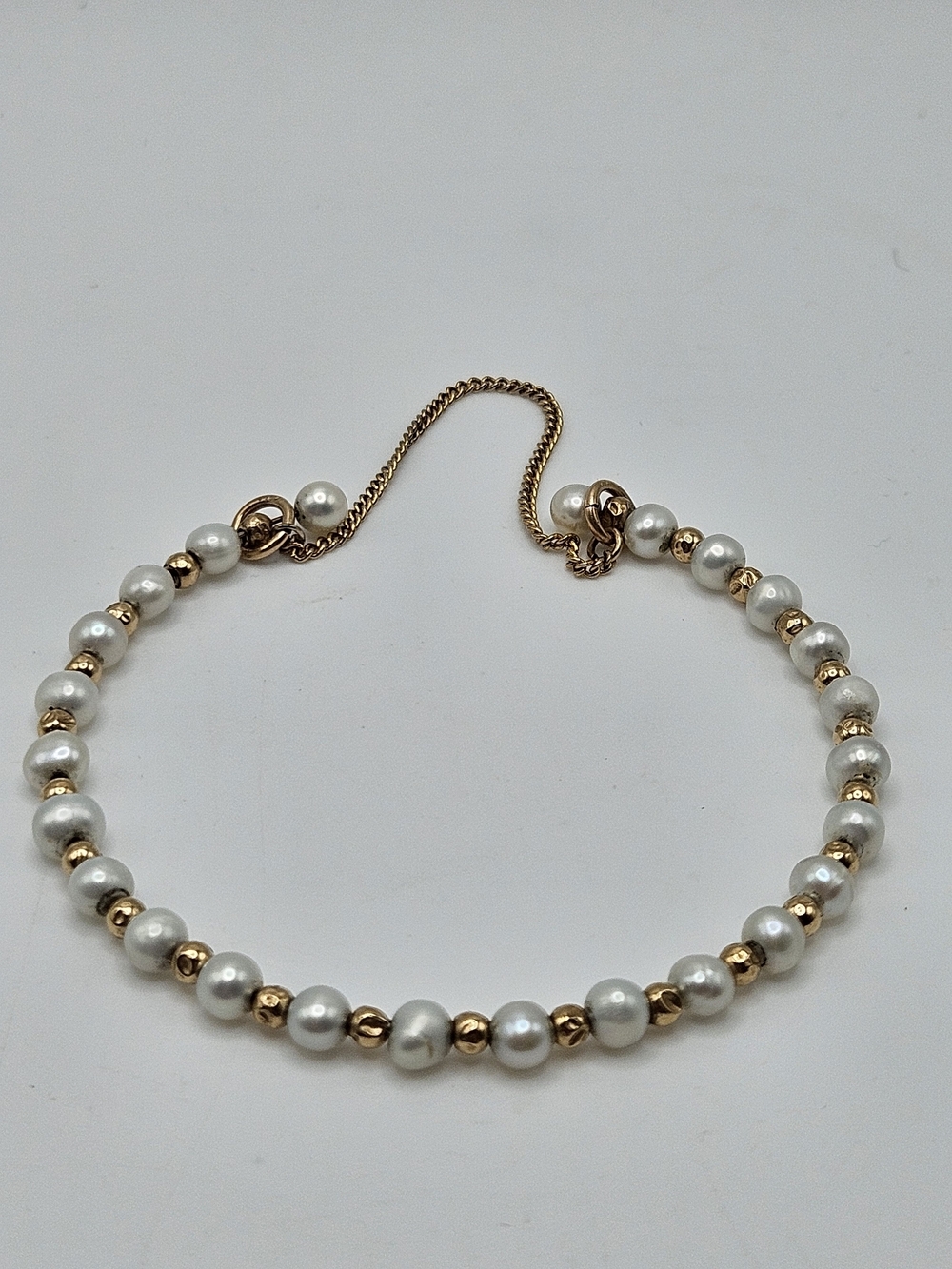 VINTAGE Dainty White Pearl Gold Tone Beaded Bangle Bracelet Safety Chain